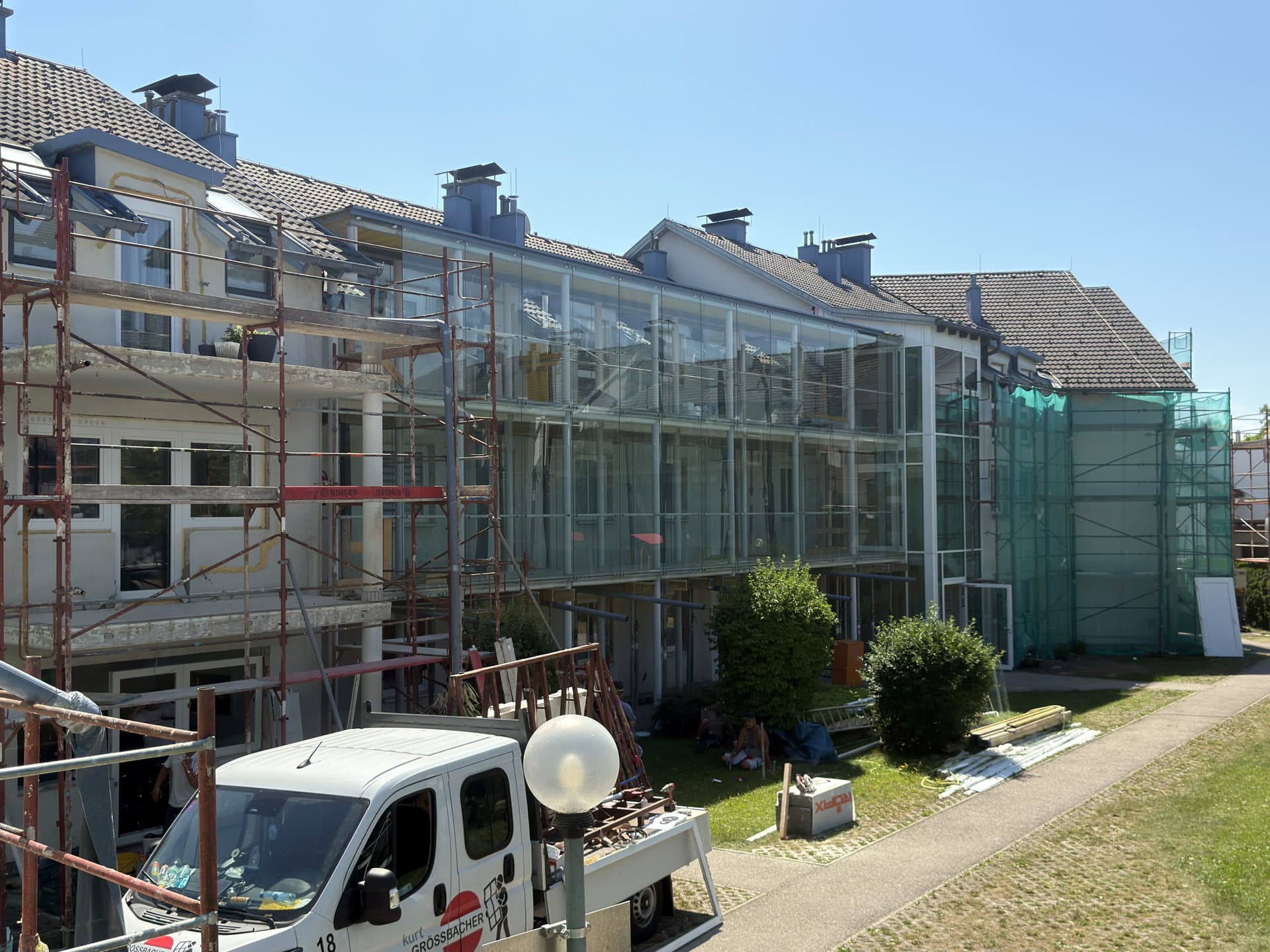 Mehrparteienhaus während Fassaden- und Sanierungsarbeiten